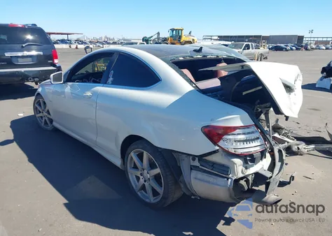 2012 Mercedes-Benz C 250 z USA, uszkodzony, nr VIN WDDGJ4HB1CF757165